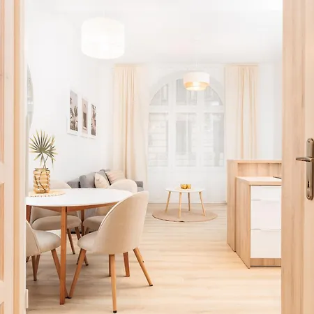 Kollataja Spacious Modern - By Upstairs