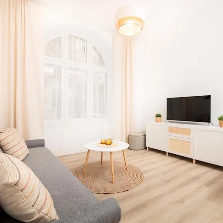 Kollataja Spacious Modern - By Upstairs